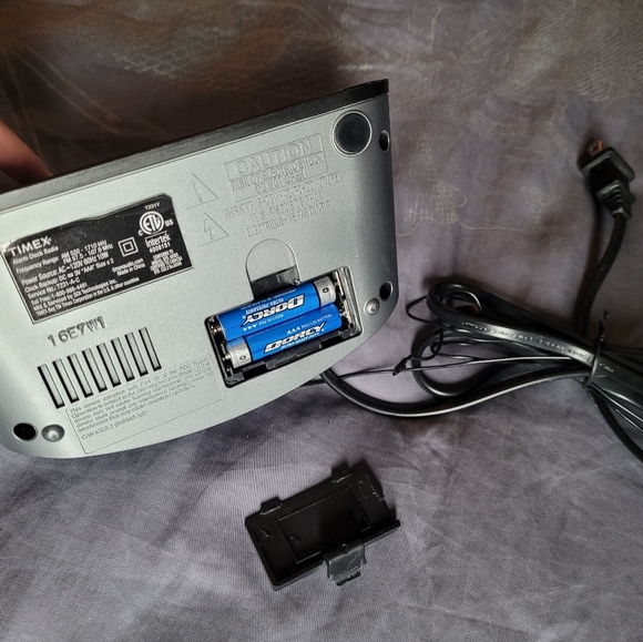 ⭐️Timex Alarm Clock/Radio⭐️ - Picture 3 of 3